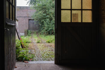 Zicht op de achterliggende loods