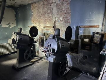 De originele projectoren staan nog steeds in het gebouw